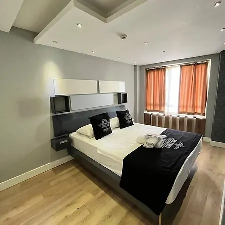 מלון דירות Corner Park 4*