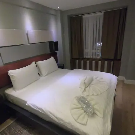מלון דירות Corner Park 4*