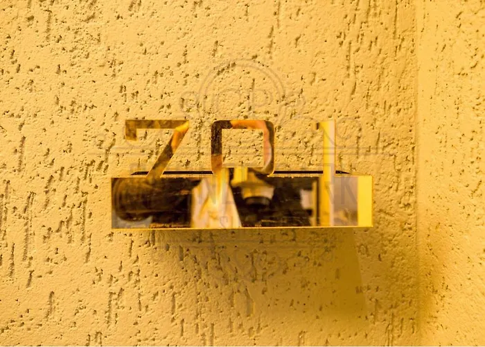 מלון דירות Corner Park 4*